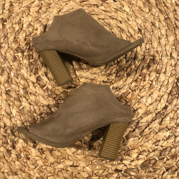 Report Stacked Heel Open Toe Mules Slides - Picture 5 of 8